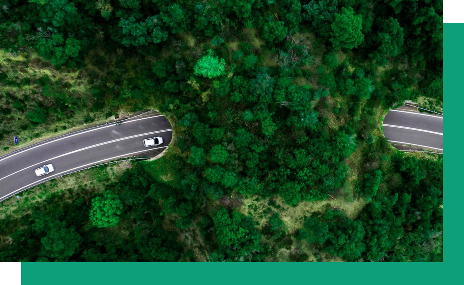 Imagen de consultoría de impacto, coche atravesando túnel de montaña