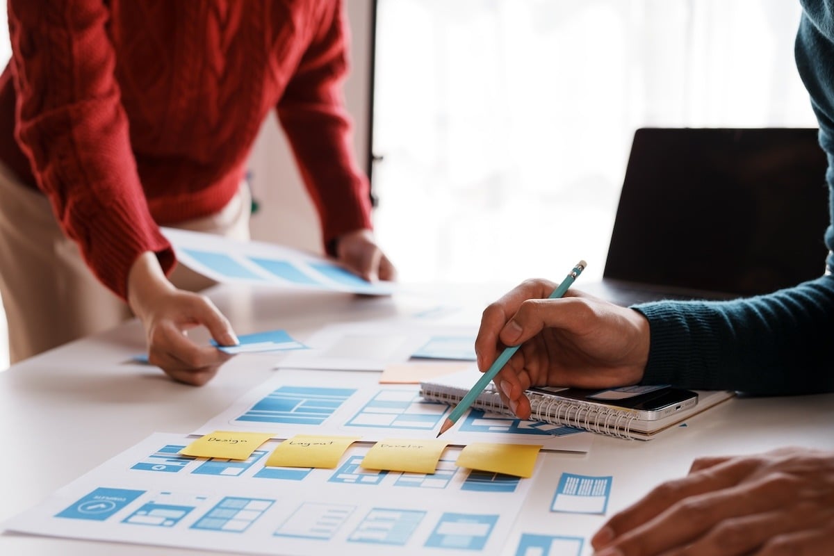 Developer และ Designer กำลังระดมความคิดร่วมกันว่าแอปพลิเคชันที่ดีควรเป็นอย่างไร