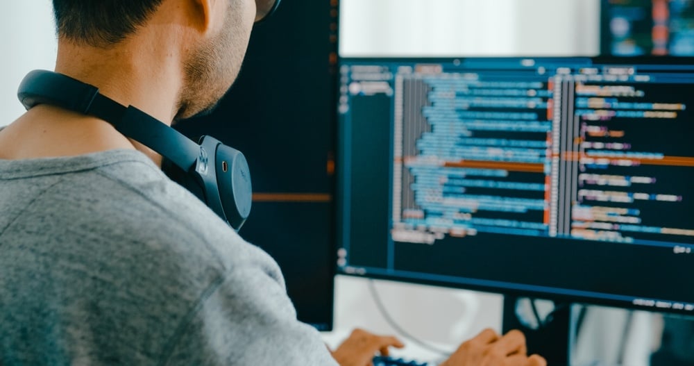 พนักงานบริษัทบริการพัฒนาแอปพลิเคชันกำลังเขียนโค้ด