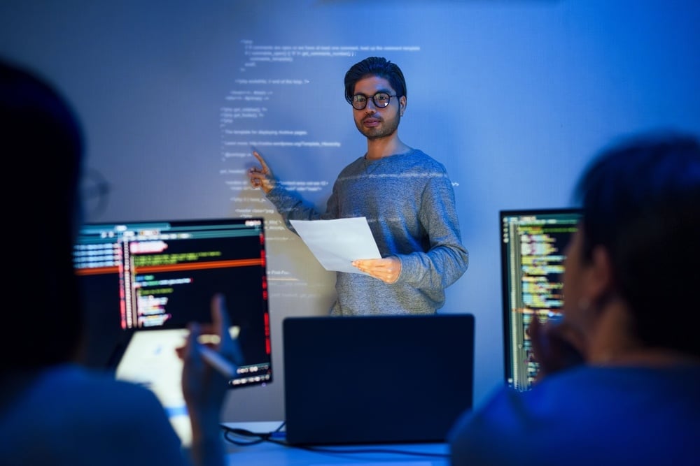 ทีม DevOps Engineer กำลังอธิบายการทำงานให้เพื่อนร่วมงานฟัง