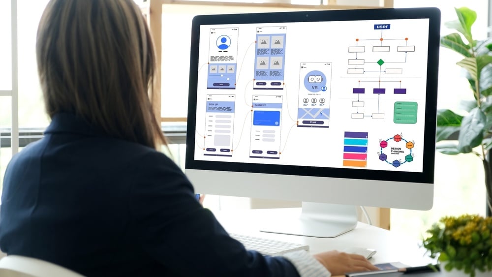 ดีไซน์เนอร์กำลังออกแบบ UI และ UX