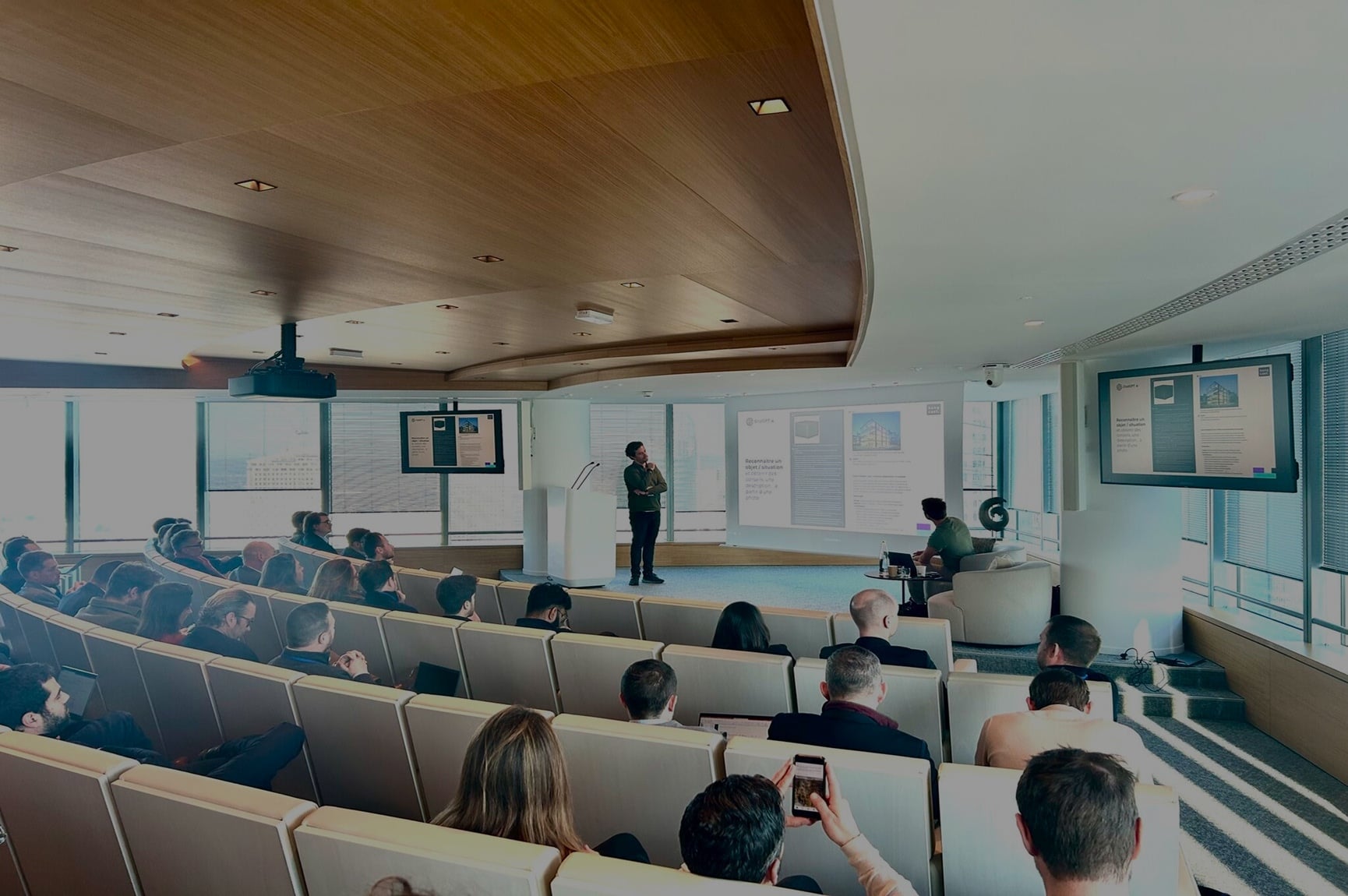 Acelerando la adopción de IA en JLL